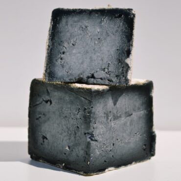 Queso curado de Cabra aromatizado con Carbón Vegetal